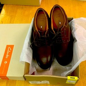All leather medium brown Clark’s men’s shoes never worn excellent condition